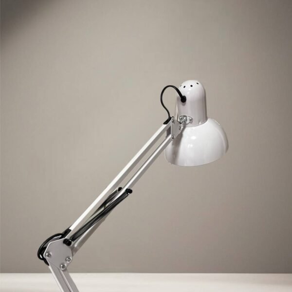 Lampă de masă cu sistem de agățare